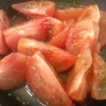 大きなトマトだったのでくし切りで。
トマトダイエット始めました～がんばります！